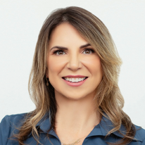 headshot of Heddy Med trainee, Dr. Amy Burton, in blue dress, doctor specializing in emergency medicine, anti-aging, peptides, medical aesthetic