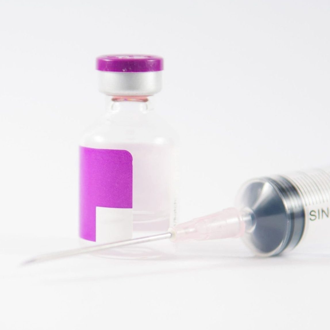 Hyaluronidase vial and syringe on white background used to illustrate HA filler dissolving doses and injection protocols.